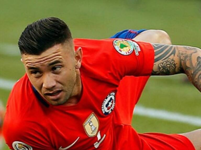 Eugenio Mena no puede firmar en Racing porque su exclub no quiere liberarlo