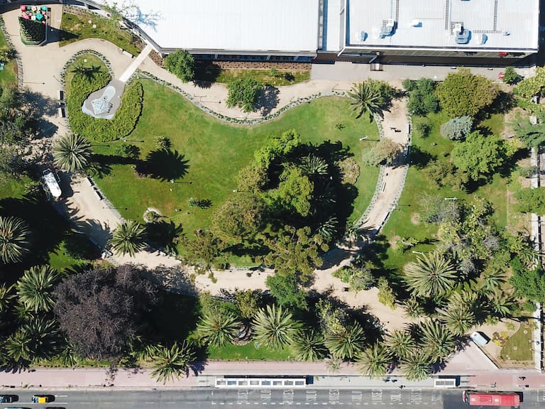 El nuevo mall que abrió en Santiago con tiendas más baratas, gigantesco pulmón verde y a pasos del Metro