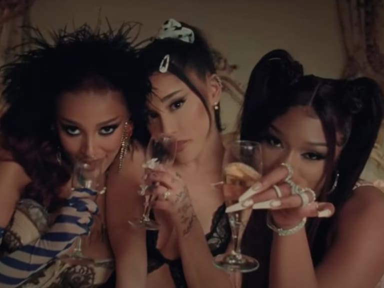 Ariana Grande lanzó el remix de «34+35» junto a Doja Cat y Megan Thee Stallion