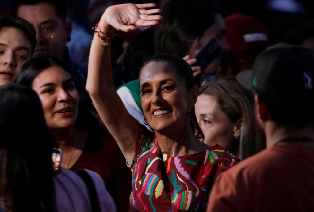 La candidata presidencial de Morena, Claudia Sheinbaum, celebra durante las primarias de la alianza oficialista, en un acto en Ciudad de México.