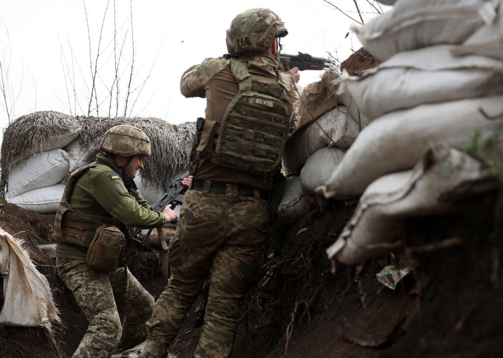 Soldados ucranianos vigilan desde una trinchera en la región de Lugansk