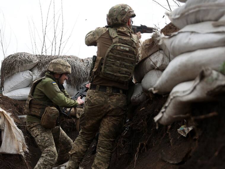 Soldados ucranianos vigilan desde una trinchera en la región de Lugansk