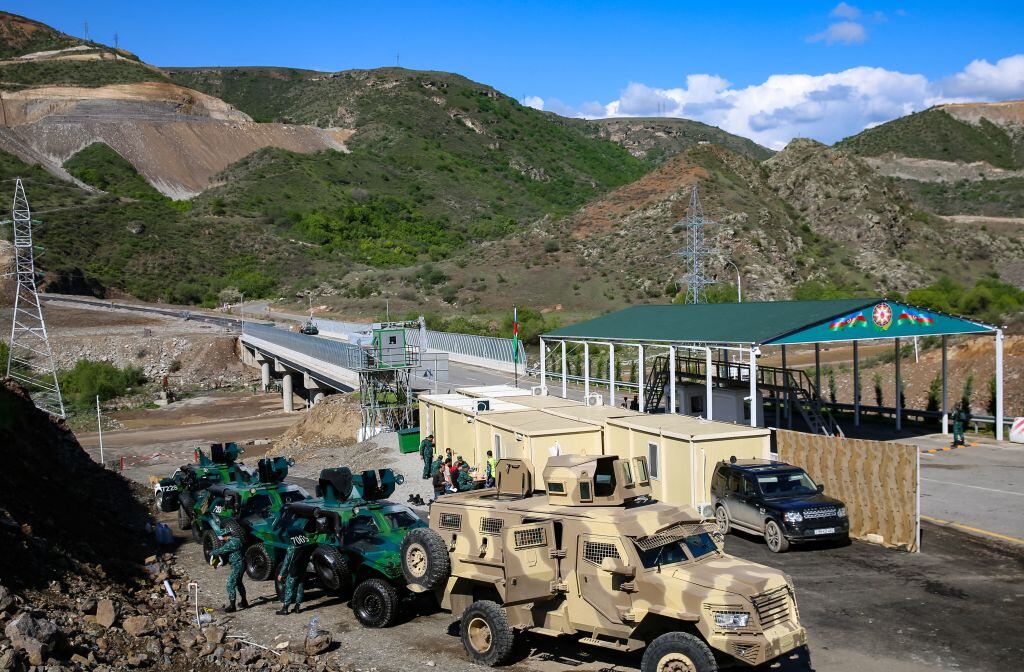 Blindados de Azerbaiyán controlan el paso hacia la zona de Nagorno Karabaj
