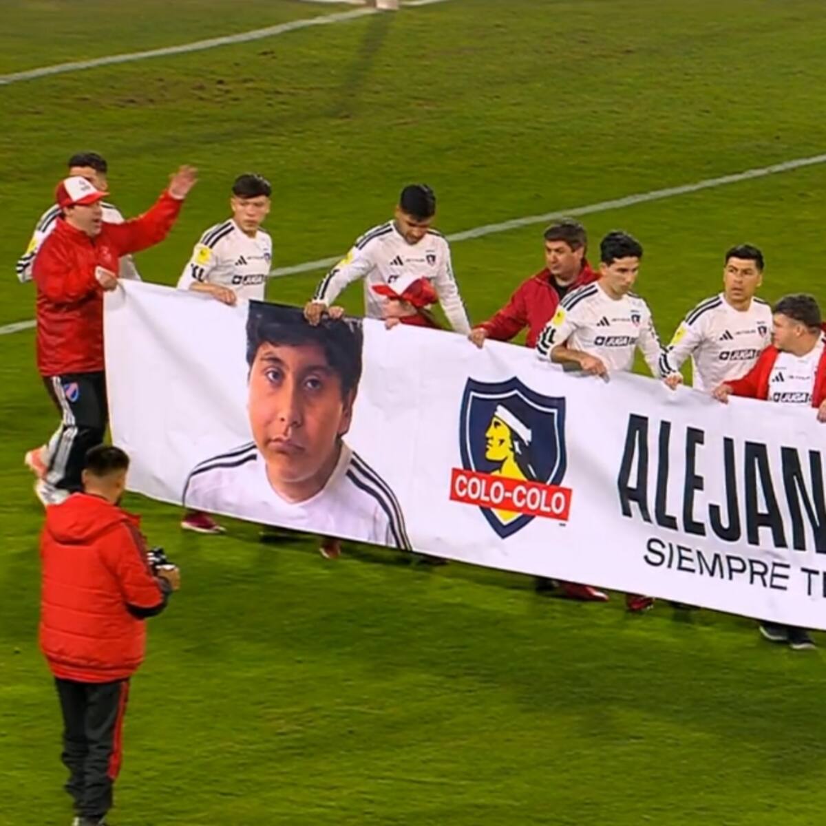 Colo Colo rinde homenaje a niño de 12 años asesinado en San Bernardo: emotivo momento en el Monumental
