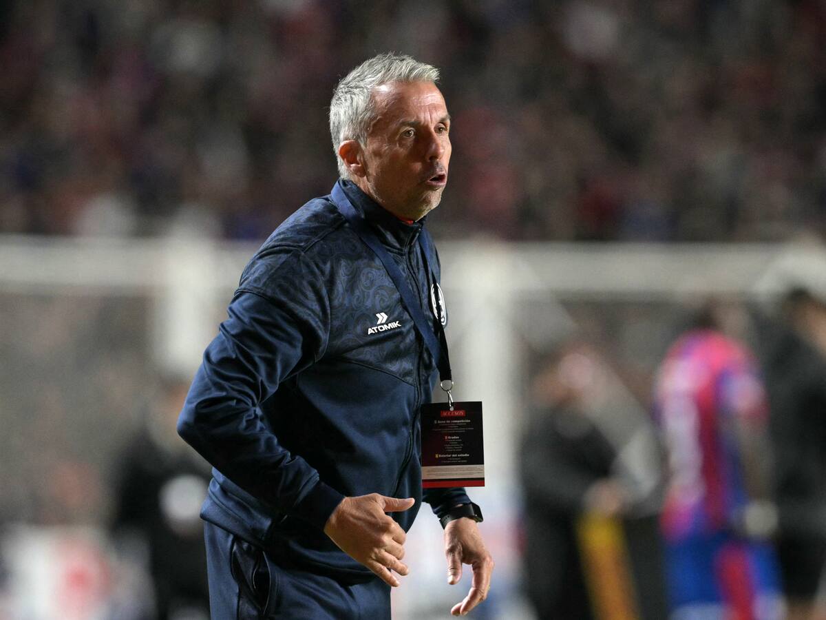 Gustavo Álvarez es oficializado en su nuevo club y sale de inmediato al mercado: pidió dos figuras de la U y la UC
