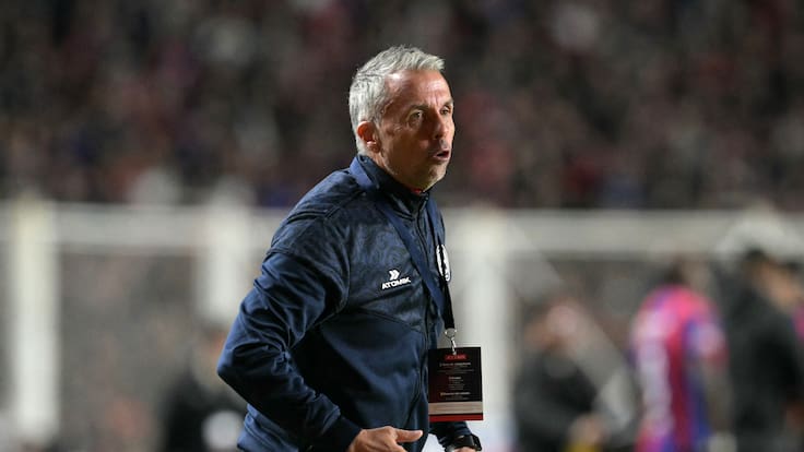Gustavo Álvarez es oficializado en su nuevo club y sale de inmediato al mercado: pidió dos figuras de la U y la UC