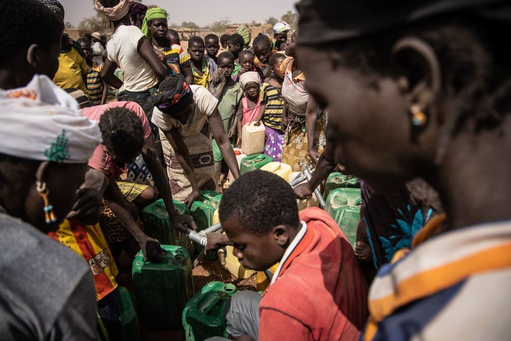 Mujeres y niños buscan agua mientras huyen del riesgo en Burkina Faso