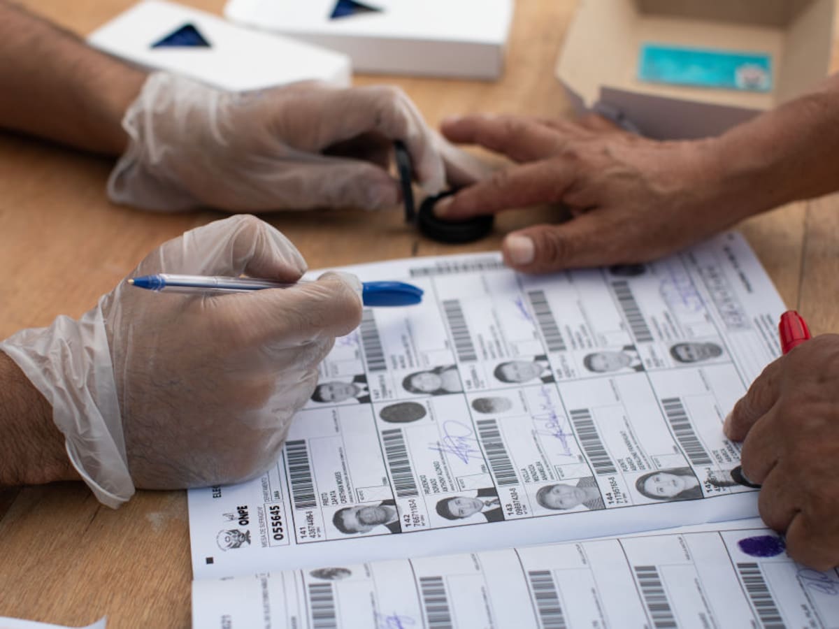 Cuatro candidatos buscan los dos cupos para la segunda vuelta electoral en Perú