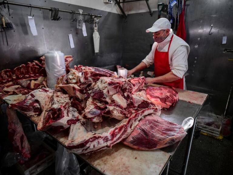 Un carnicero prepara los cortes de vacuno en el mercado de Liniers
