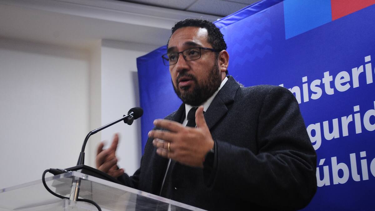 “Implica un cambio cultural”: ministro Cataldo valora aprobación de ley que prohíbe uso de celulares en los colegios