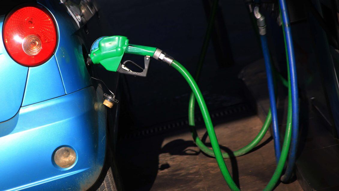 2 de abril 2020/ SANTIAGO
Una pistola de un surtidor de bencina en un automovil, durante rebaja en combustibles de hasta 25 pesos se vio este día jueves en bencinas de la capital.
FOTO: Jose Francisco Zuñiga /AGENCIAUNO