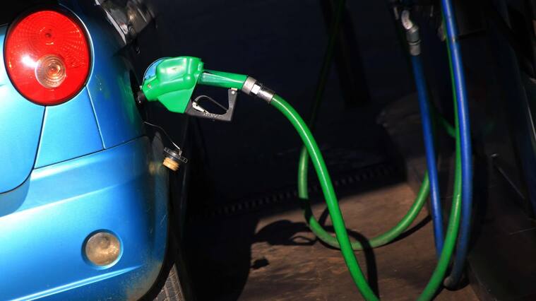 2 de abril 2020/ SANTIAGO
Una pistola de un surtidor de bencina en un automovil, durante rebaja en combustibles de hasta 25 pesos se vio este día jueves en bencinas de la capital.
FOTO: Jose Francisco Zuñiga /AGENCIAUNO