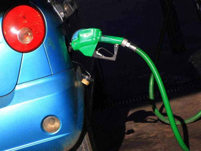 2 de abril 2020/ SANTIAGO
Una pistola de un surtidor de bencina en un automovil, durante rebaja en combustibles de hasta 25 pesos se vio este día jueves en bencinas de la capital.
FOTO: Jose Francisco Zuñiga /AGENCIAUNO