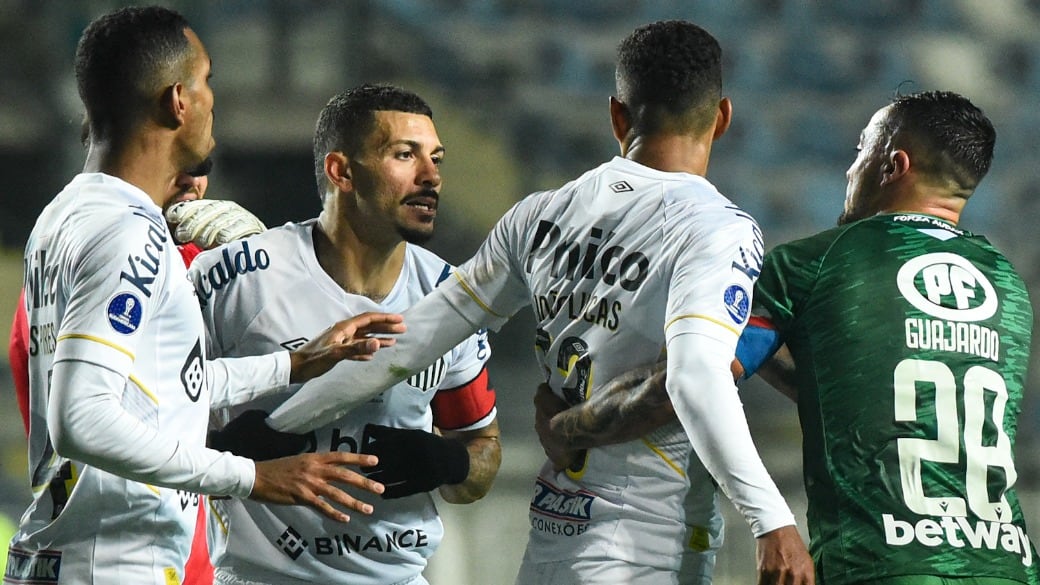 Santos acude a Conmebol con grave denuncia contra hinchas de Audax Italiano: acusa un episodio de racismo