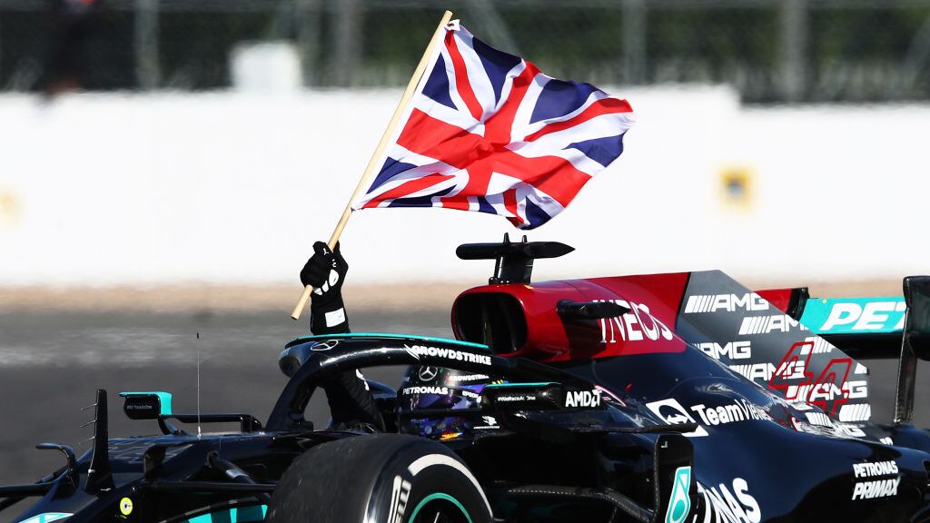 Lewis Hamilton superó la penalización por chocar a Verstappen y ganó el Gran Premio de Gran Bretaña