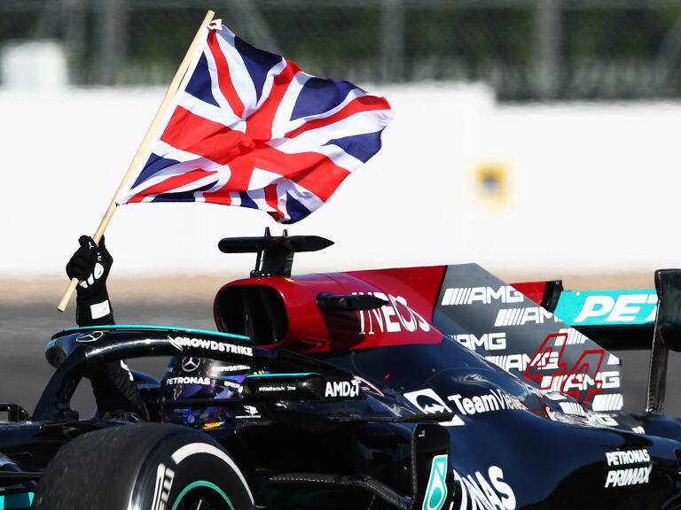 Lewis Hamilton superó la penalización por chocar a Verstappen y ganó el Gran Premio de Gran Bretaña