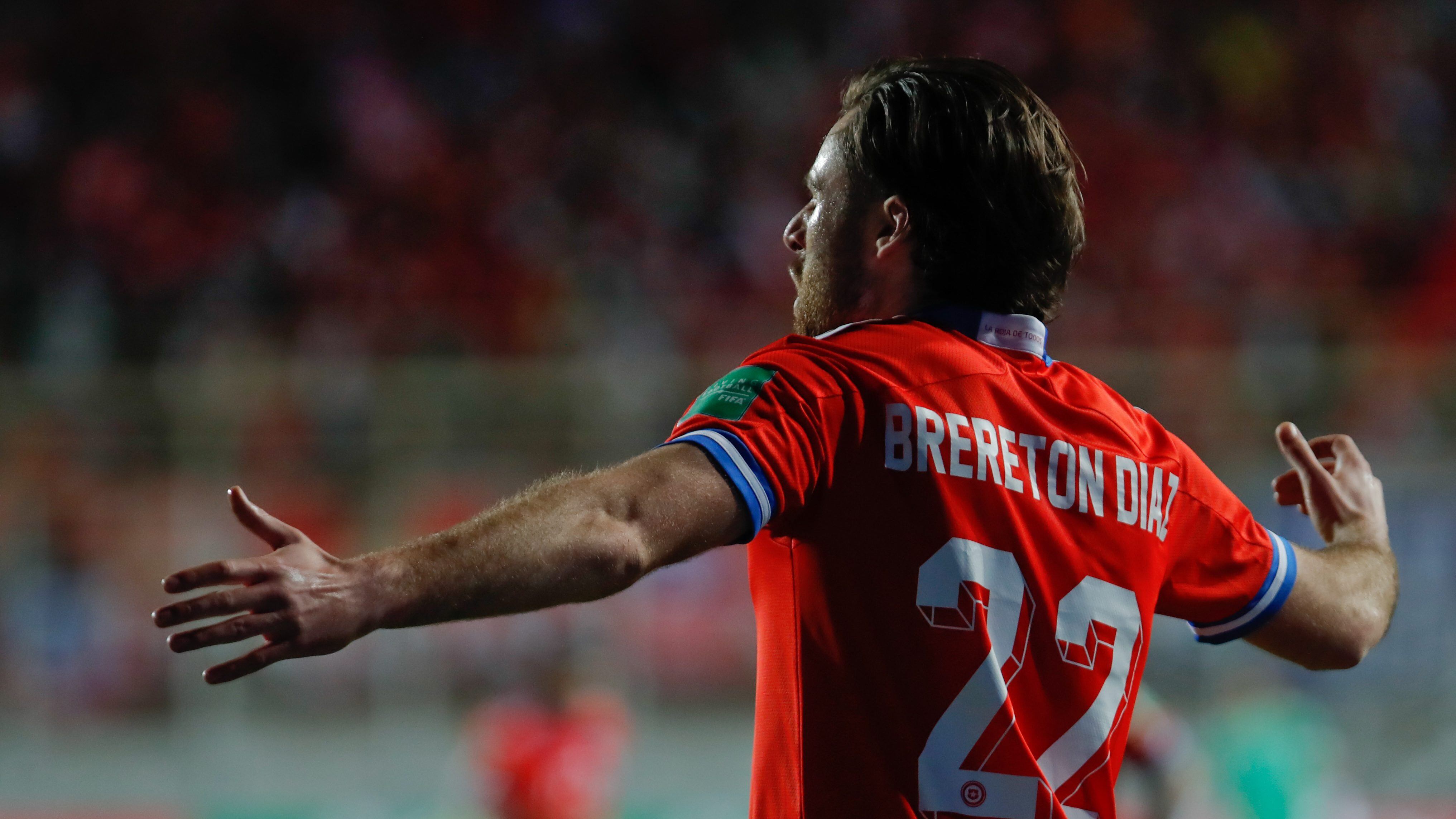 27 de Enero del 2022/CALAMA.Ben Brereton Diaz(c) anota y celebra su primer gol y el 1 a 1 de Chile ,durante el partido valido por la decimoquinta fecha de las Clasificatorias al Mundial de Qatar 2022, entre las selecciones de Chile vs Argentina, disputado en el Estadio Municipal Zorros del Desierto.
FOTO:FRANCISCO LONGA/AGENCIAUNO