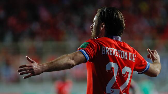 27 de Enero del 2022/CALAMA.Ben Brereton Diaz(c) anota y celebra su primer gol y el 1 a 1 de Chile ,durante el partido valido por la decimoquinta fecha de las Clasificatorias al Mundial de Qatar 2022, entre las selecciones de Chile vs Argentina, disputado en el Estadio Municipal Zorros del Desierto.
FOTO:FRANCISCO LONGA/AGENCIAUNO