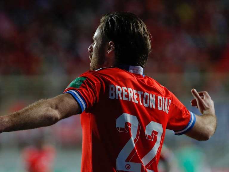 27 de Enero del 2022/CALAMA.Ben Brereton Diaz(c) anota y celebra su primer gol y el 1 a 1 de Chile ,durante el partido valido por la decimoquinta fecha de las Clasificatorias al Mundial de Qatar 2022, entre las selecciones de Chile vs Argentina, disputado en el Estadio Municipal Zorros del Desierto.
FOTO:FRANCISCO LONGA/AGENCIAUNO