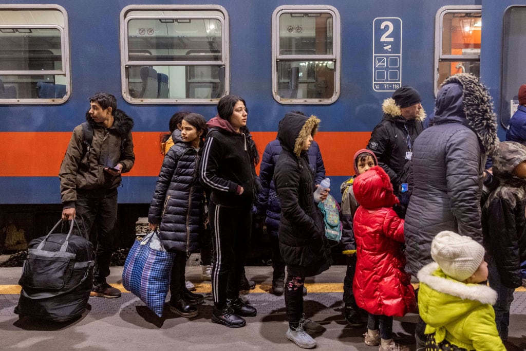 Refugiados ucranianos llegan en tren a la ciudad húngara de Budapest