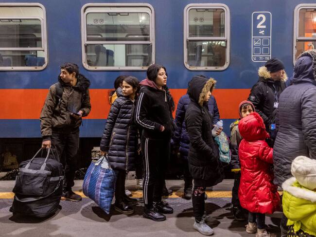Refugiados ucranianos llegan en tren a la ciudad húngara de Budapest