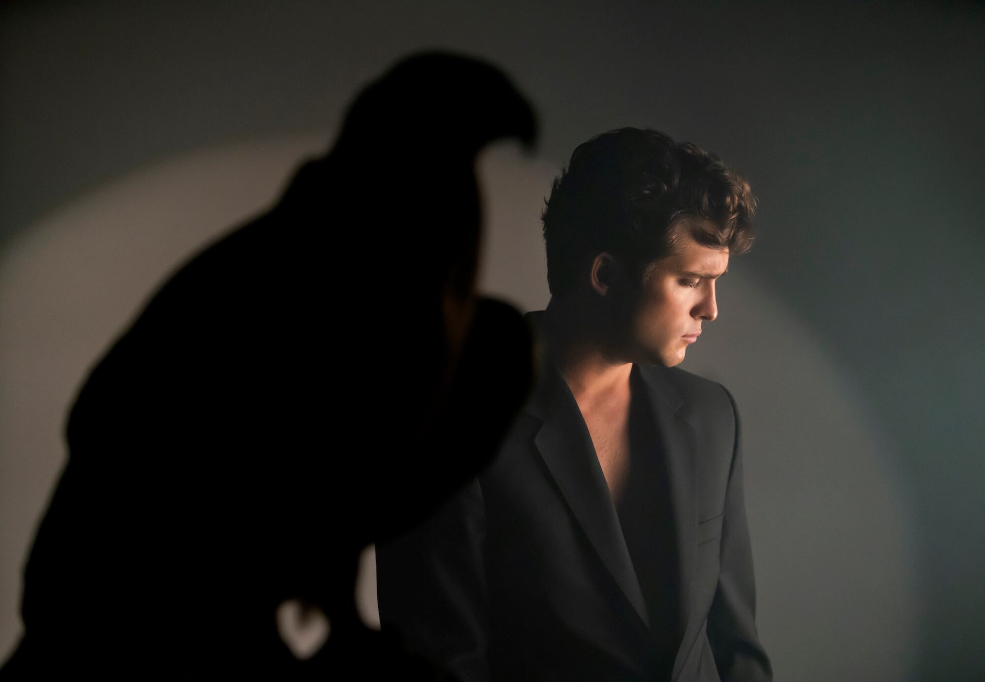 LUIS MIGUEL LA SERIE - Temporada 2 (L to R) DIEGO BONETA as LUIS MIGUEL in Episode 204 of LUIS MIGUEL LA SERIE Temporada 2. Cr. CAMILA JURADO/NETFLIX ©️ 2021