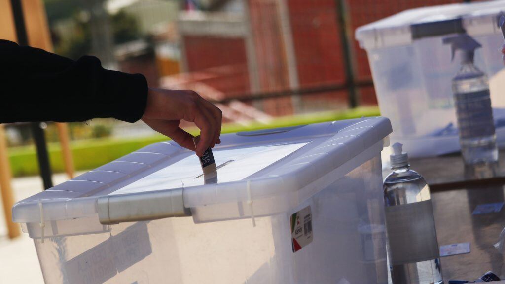 25 DE OCTUBRE DE 2020/VALPARAISOUn hombre deposita su voto en la urna de votacion, en medio del Plebiscito Constitucional en la Escuela Ernesto Quiroz Weber.
FOTO: LEONARDO RUBILAR CHANDIA/AGENCIAUNO