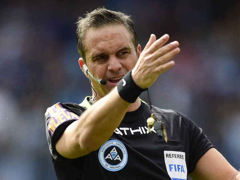 BUENOS AIRES, ARGENTINA - SEPTEMBER 02: Referee Patricio Lousteau gestures during a match between Racing and Rosario Central as part of Superliga 2018/19 at Presidente Peron Stadium on September 2, 2018 in Buenos Aires, Argentina. (Photo by Gustavo Garello/Jam Media/Getty Images)