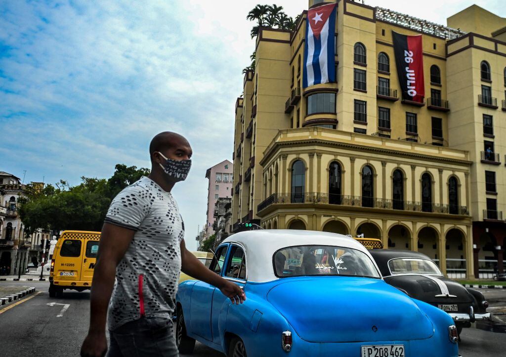 Un hombre camina por las calles de La Habana