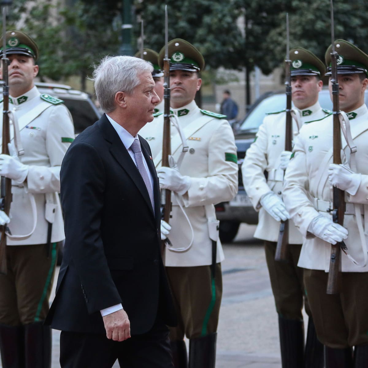 “Iremos uno tras uno”: Presidente Kast entrega sus condolencias a Carabineros en La Moneda tras muerte del cabo Aguilera