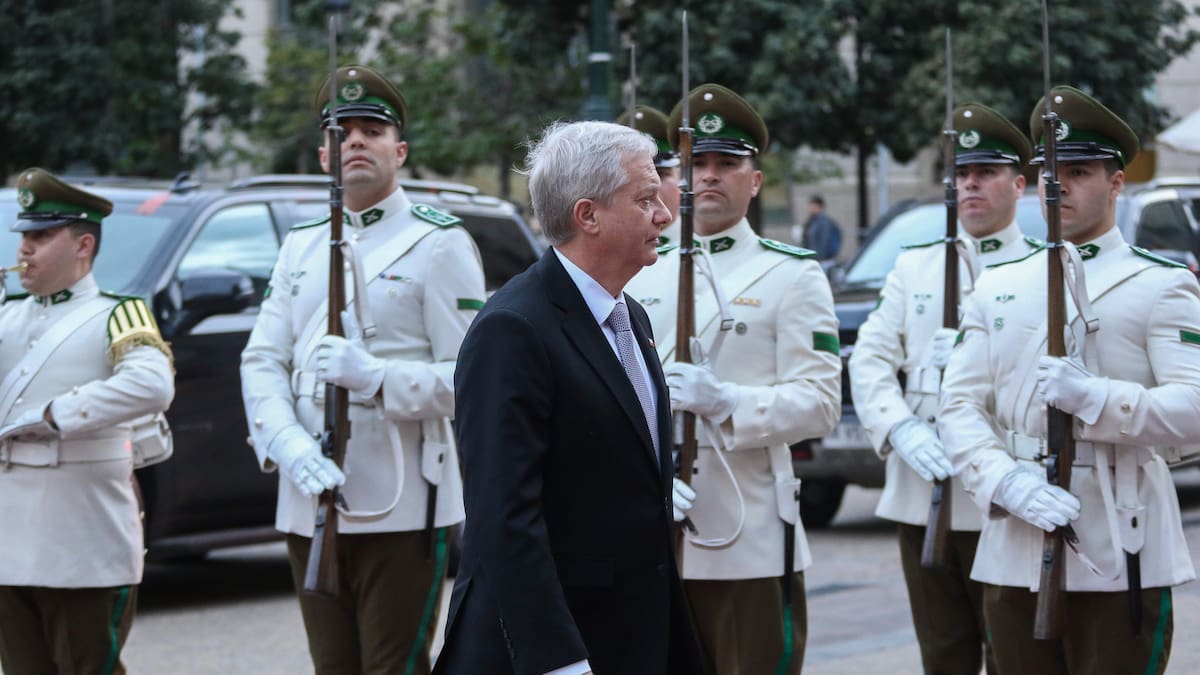 “Iremos uno tras uno”: Presidente Kast entrega sus condolencias a Carabineros en La Moneda tras muerte del cabo Aguilera