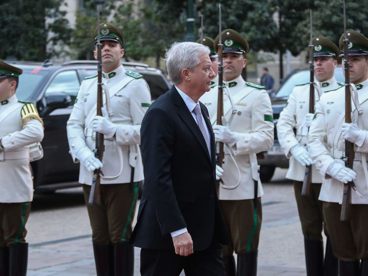 “Iremos uno tras uno”: Presidente Kast entrega sus condolencias a Carabineros en La Moneda tras muerte del cabo Aguilera