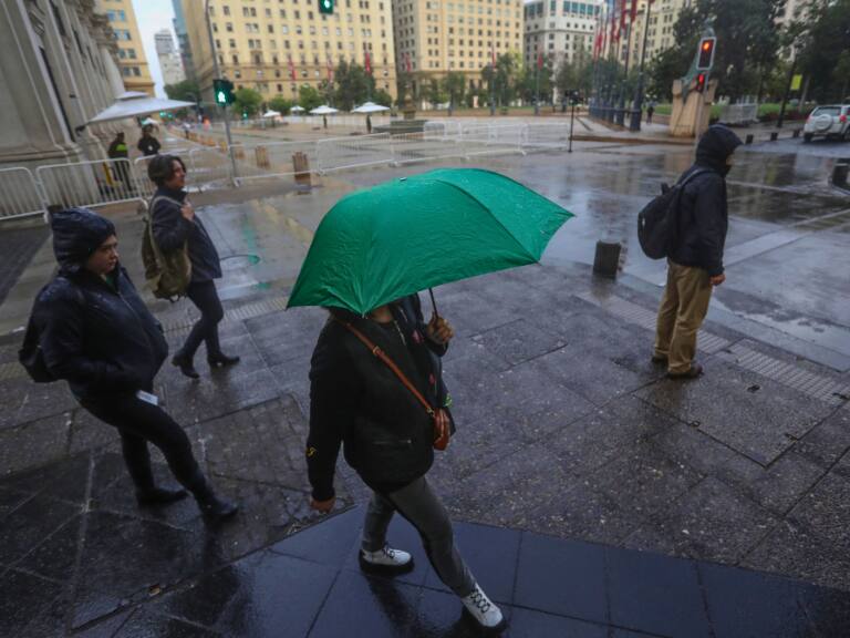 Lluvia en Santiago: ¿A qué hora son las precipitaciones este viernes en la región Metropolitana?