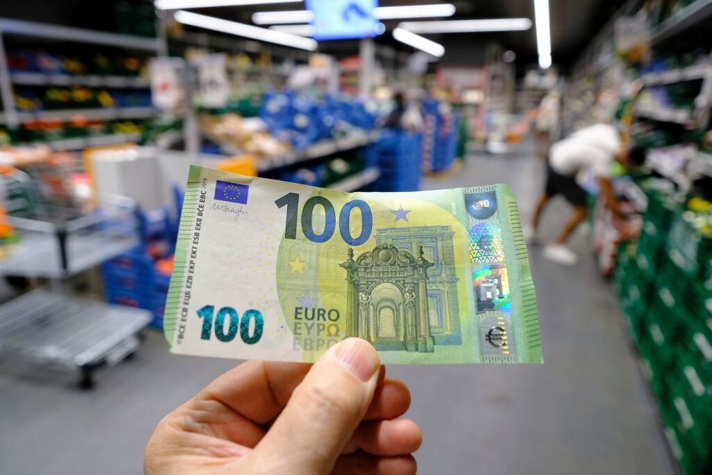 Imagen referencial del billete de cien euros en un supermercado en Bruselas