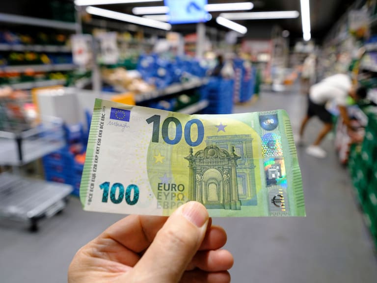 Imagen referencial del billete de cien euros en un supermercado en Bruselas
