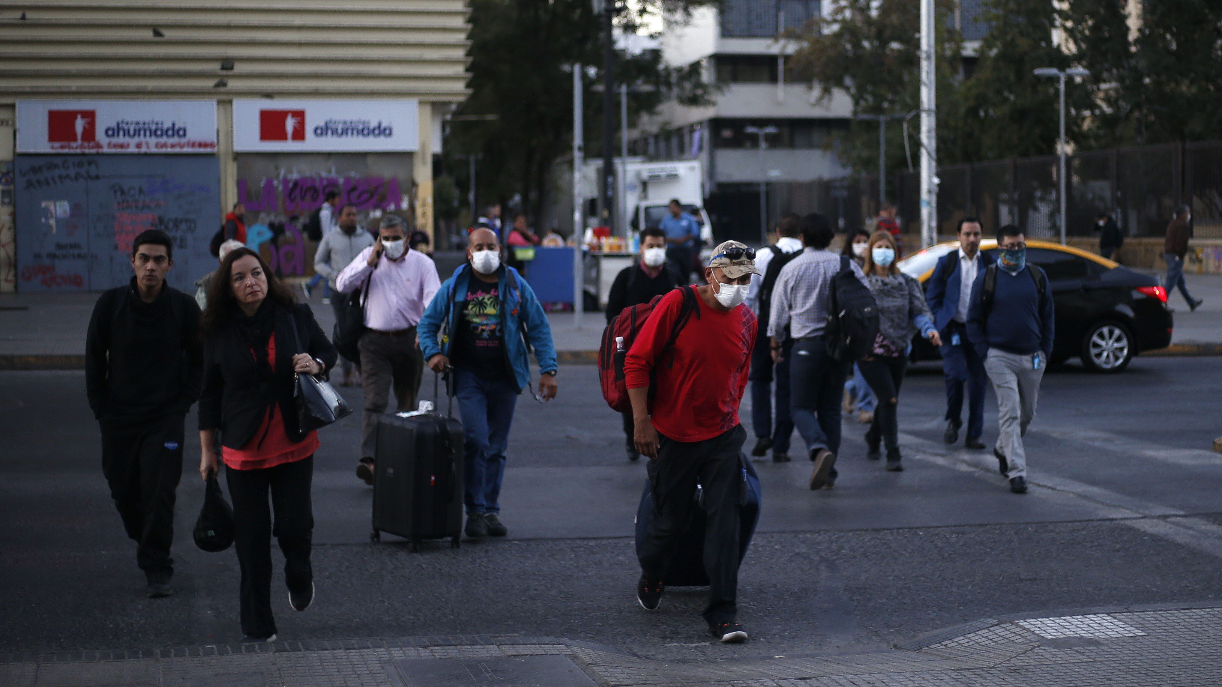 24 de Marzo de 2020/SANTIAGO Una persona camina en direccin a su trabajo, durante la baja afluencia de capitalinos,tras las medidas impuestas por el gobierno para evitar la propagacin del Coronavirus (Covid-19.).
FOTO:CRISTOBAL ESCOBAR/AGENCIAUNO