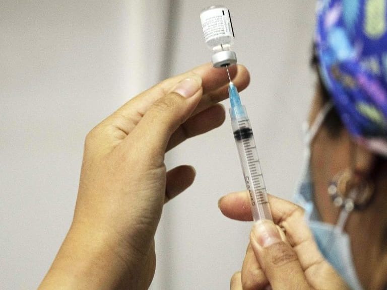 18 ENERO 2020 / ARICAEnfermera con la inyeccion   durante la vacunación de la vacuna    Pfizer-BioNTechen el Hospital Juan Noe de la ciudad de Arica .
FOTO: NICOLAS LE-BLANC / AGENCIAUNO