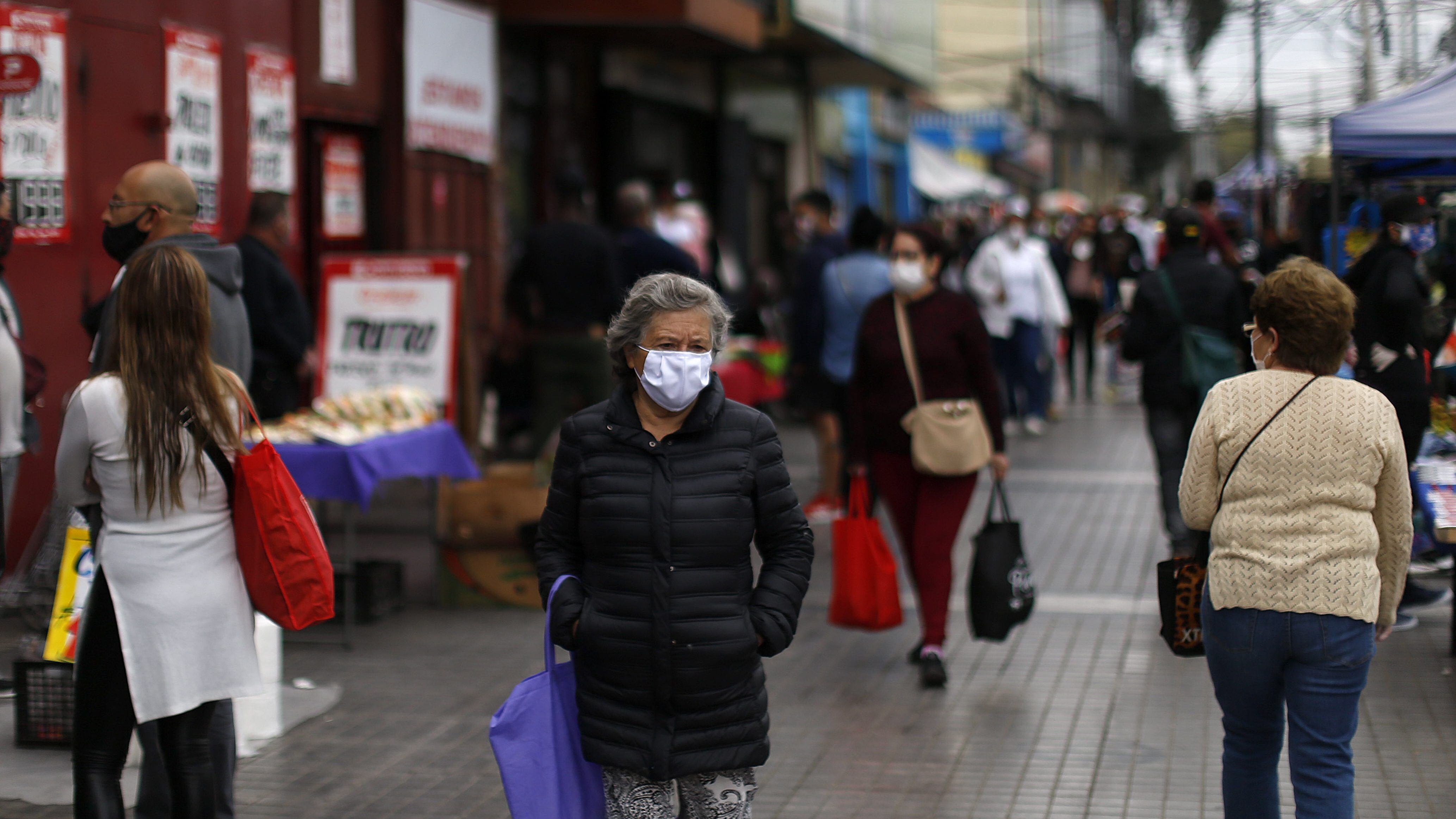 24 de Abril de 2020/SANTIAGO Una persona camina con una mascarilla en su rostro, tras la ordenanza municipal del uso obligatorio de mascarilla en lugares pblicos y privados, abiertos o cerrados, que a partir de hoy viernes 24 de abril comienza a regir en la Comuna de Maipu.
FOTO:CRISTOBAL ESCOBAR/AGENCIAUNO