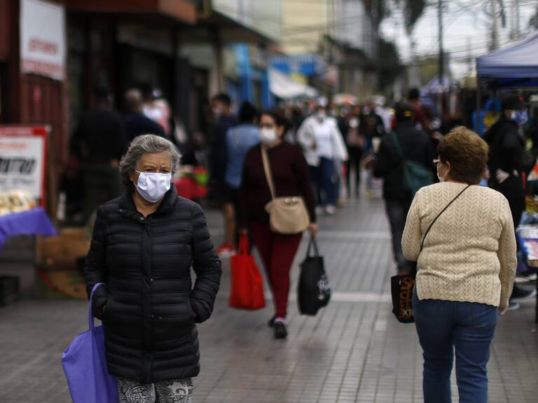 24 de Abril de 2020/SANTIAGO Una persona camina con una mascarilla en su rostro, tras la ordenanza municipal del uso obligatorio de mascarilla en lugares pblicos y privados, abiertos o cerrados, que a partir de hoy viernes 24 de abril comienza a regir en la Comuna de Maipu.
FOTO:CRISTOBAL ESCOBAR/AGENCIAUNO