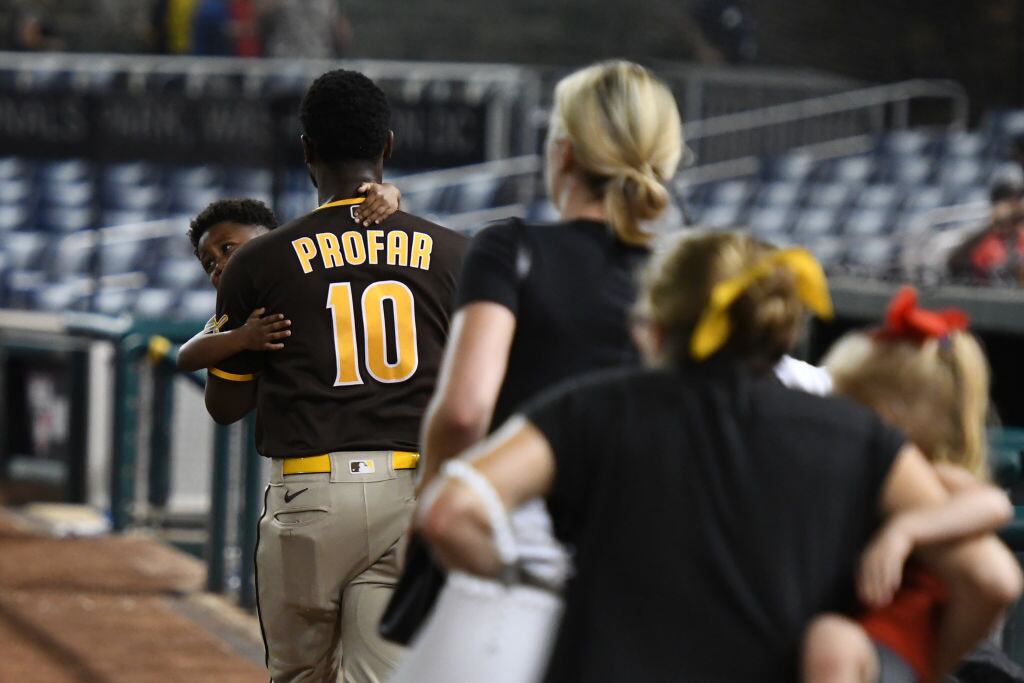 Jugador de San Diego Padres corre junto a su familia por el tiroteo