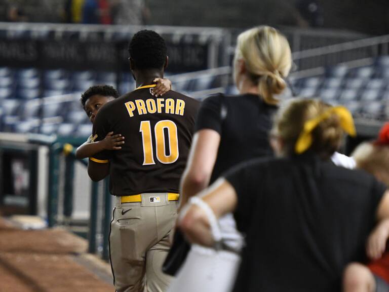 Jugador de San Diego Padres corre junto a su familia por el tiroteo