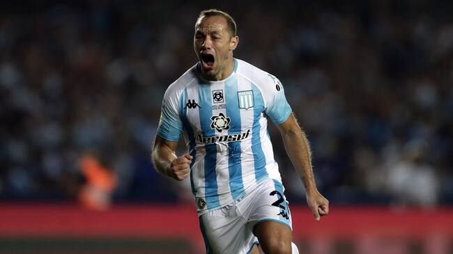 AVELLANEDA, ARGENTINA - FEBRUARY 09: Marcelo Diaz of Racing Club celebrates after scoring his side's first goal during a match between Racing Club and Independiente as part of Superliga 2019/20 at Presidente Peron Stadium on February 9, 2020 in Avellaneda, Argentina. (Photo by Gustavo Ortiz/Jam Media/Getty Images)