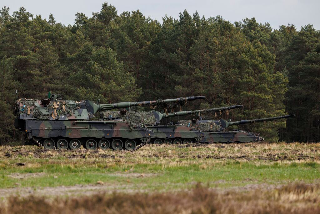 Tanques alemanes Panzerhaubitze 2000 en ejercicios de la OTAN