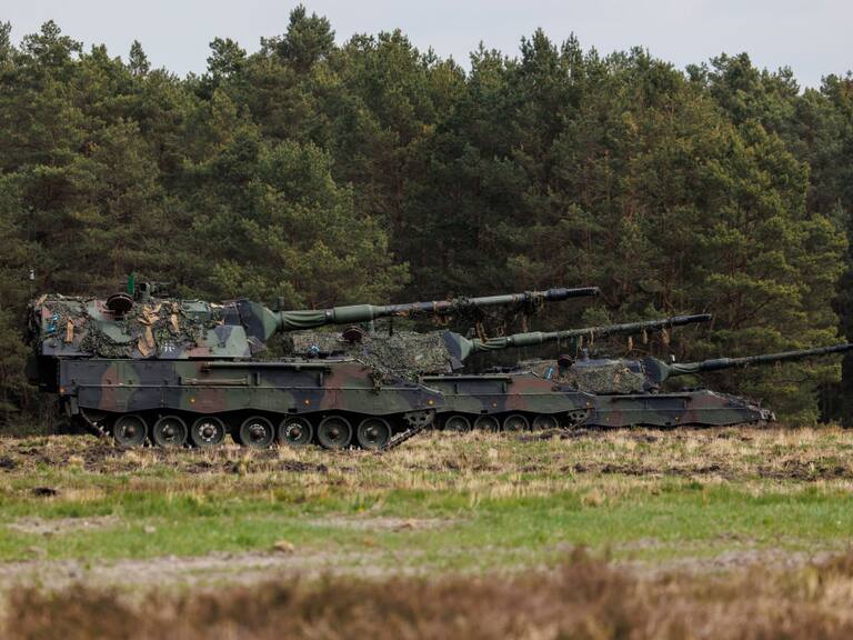 Tanques alemanes Panzerhaubitze 2000 en ejercicios de la OTAN