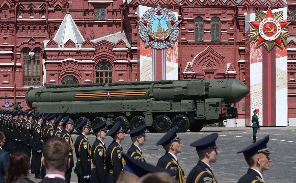 Un misil nuclear es llevado por la Plaza Roja de Moscú