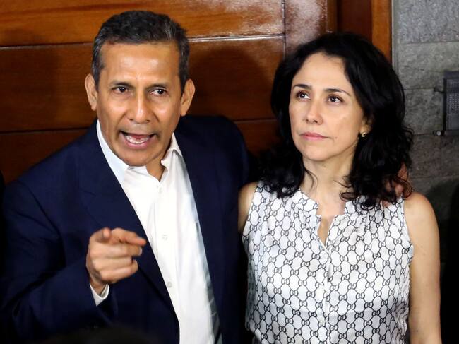 Ollanta Humala y Nadine Heredia en la puerta de su casa en Lima