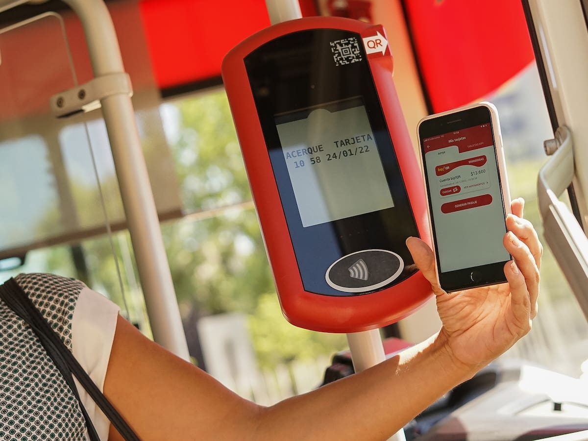 Caída del sistema QR complica viajes en Santiago: falla afecta a buses, Metro y Tren Nos