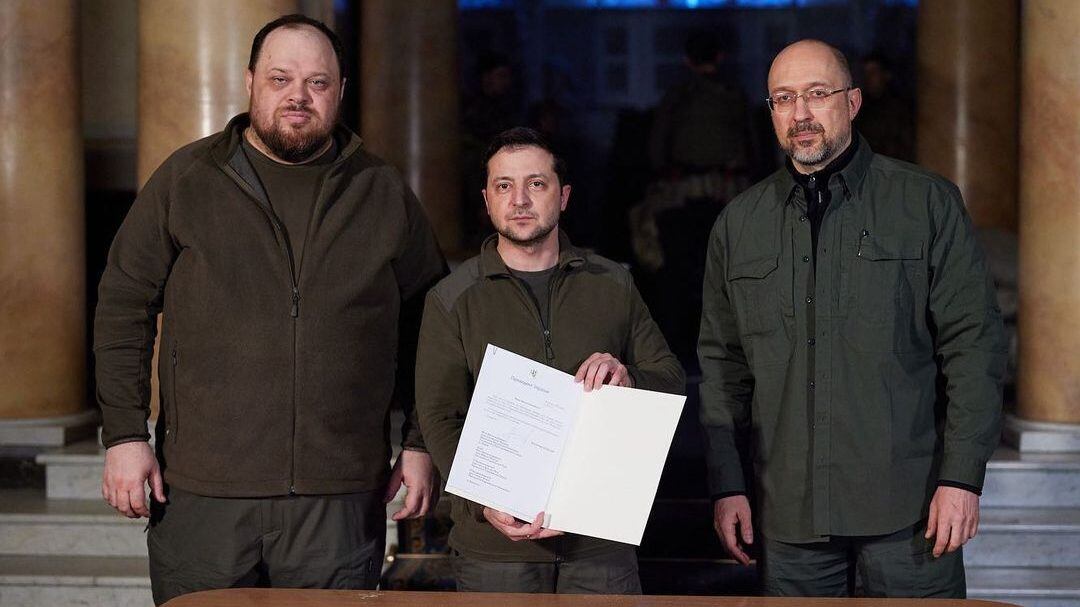 KYIV, UKRAINE - FEBRUARY 28: (----EDITORIAL USE ONLY â MANDATORY CREDIT - "UKRAINIAN PRESIDENCY/ HANDOUT" - NO MARKETING NO ADVERTISING CAMPAIGNS - DISTRIBUTED AS A SERVICE TO CLIENTS----) Ukrainian President Volodymyr Zelenskyy (C) signs the country's application for membership in the European Union in Kyiv, Ukraine on February 28, 2022. (Photo by UKRAINIAN PRESIDENCY/Anadolu Agency via Getty Images)