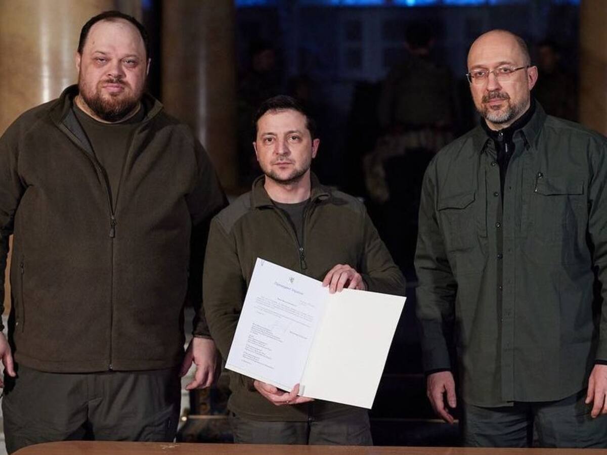 Zelenski firma solicitud de entrada de Ucrania a la Unión Europea