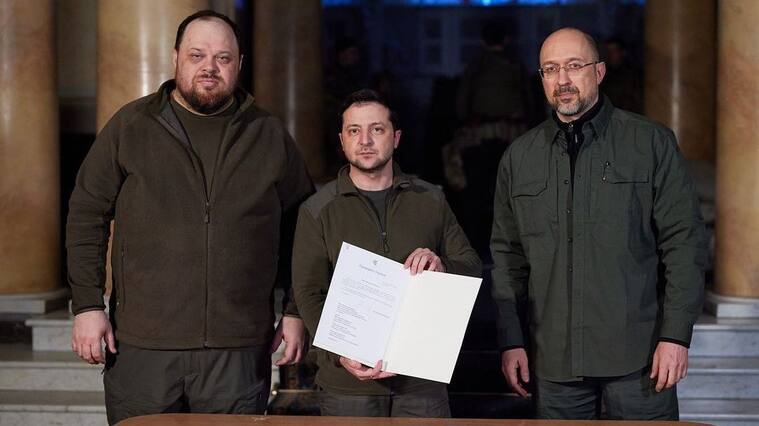KYIV, UKRAINE - FEBRUARY 28: (----EDITORIAL USE ONLY â MANDATORY CREDIT - "UKRAINIAN PRESIDENCY/ HANDOUT" - NO MARKETING NO ADVERTISING CAMPAIGNS - DISTRIBUTED AS A SERVICE TO CLIENTS----) Ukrainian President Volodymyr Zelenskyy (C) signs the country's application for membership in the European Union in Kyiv, Ukraine on February 28, 2022. (Photo by UKRAINIAN PRESIDENCY/Anadolu Agency via Getty Images)